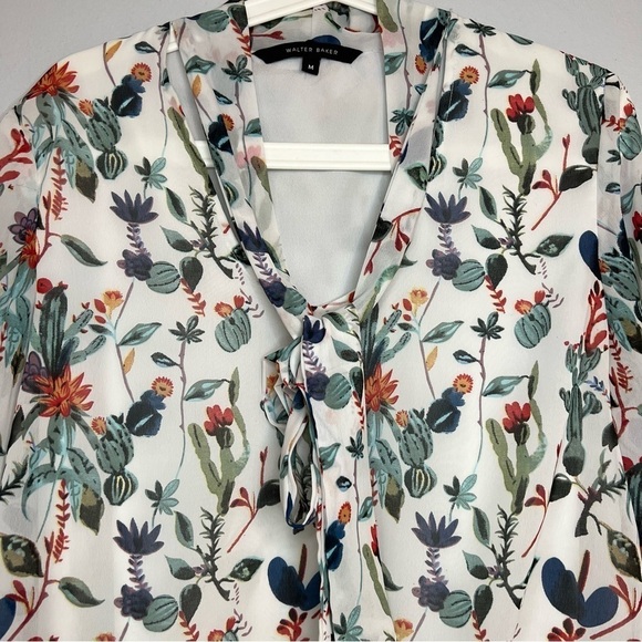 Walter Baker Women's Pullover Blouse Floral Bell Sleeve Tie Neck Lined Flowy M - Picture 4 of 9
